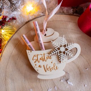 Šálka „Šťastné a veselé“ ☕❄️ „Namiesto obálky ho schovaj do šálky." Drevená mini šálka s vločkou ukryje lístoček či...